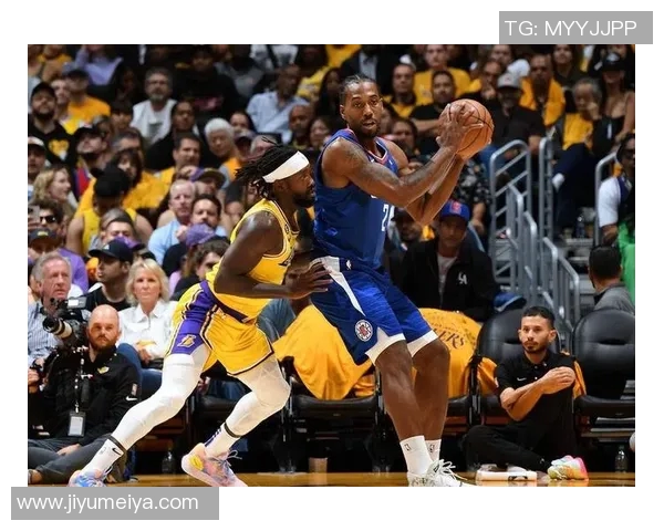 詹姆斯与比斯利的对决：篮球场上的激情碰撞与精彩瞬间